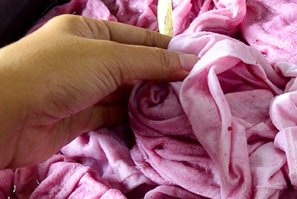 Cómo ropa blanca desteñida de rosa para la ropa